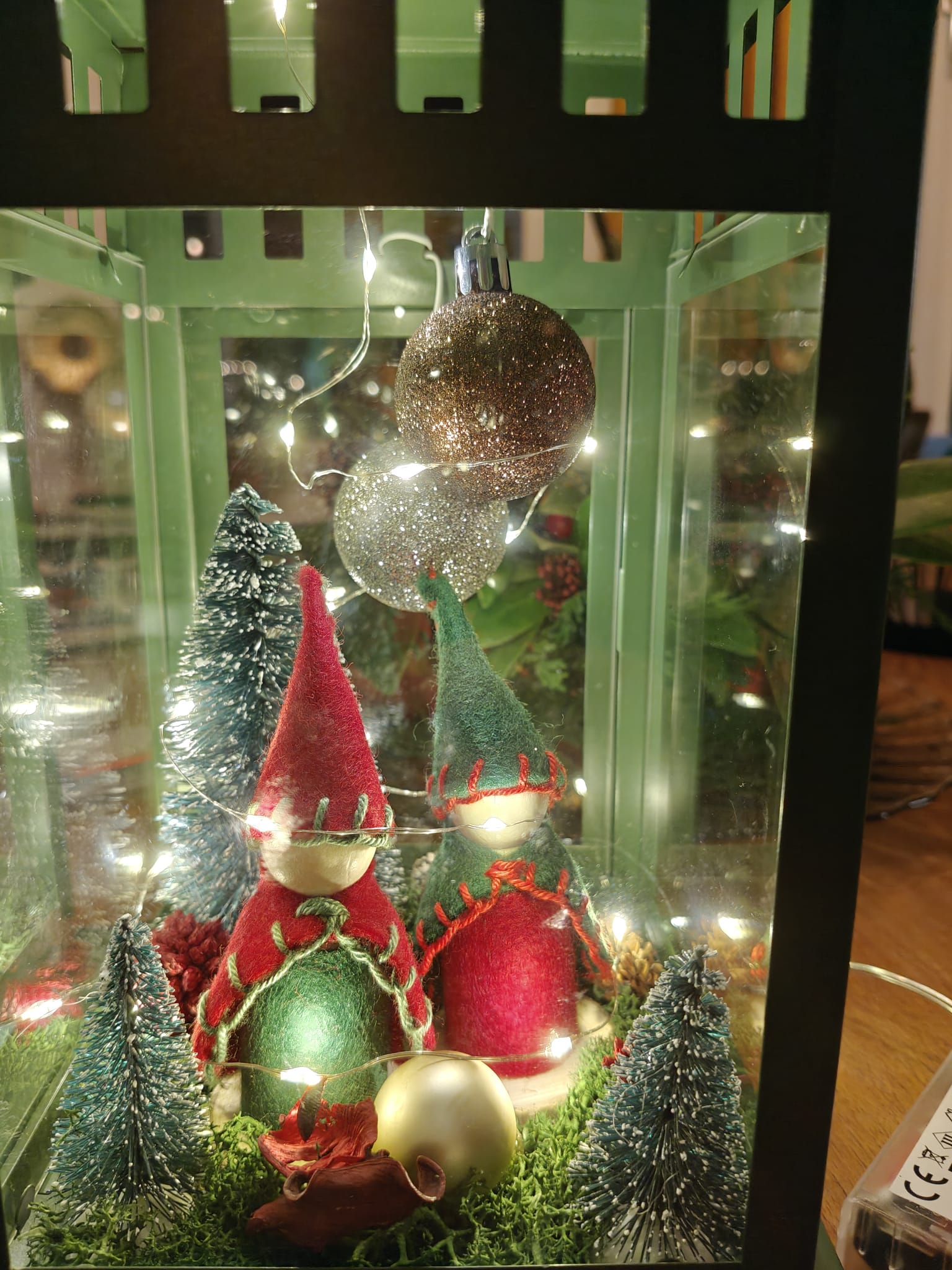 Kerst Elf in stolp of lantaarn huisje € 30,00